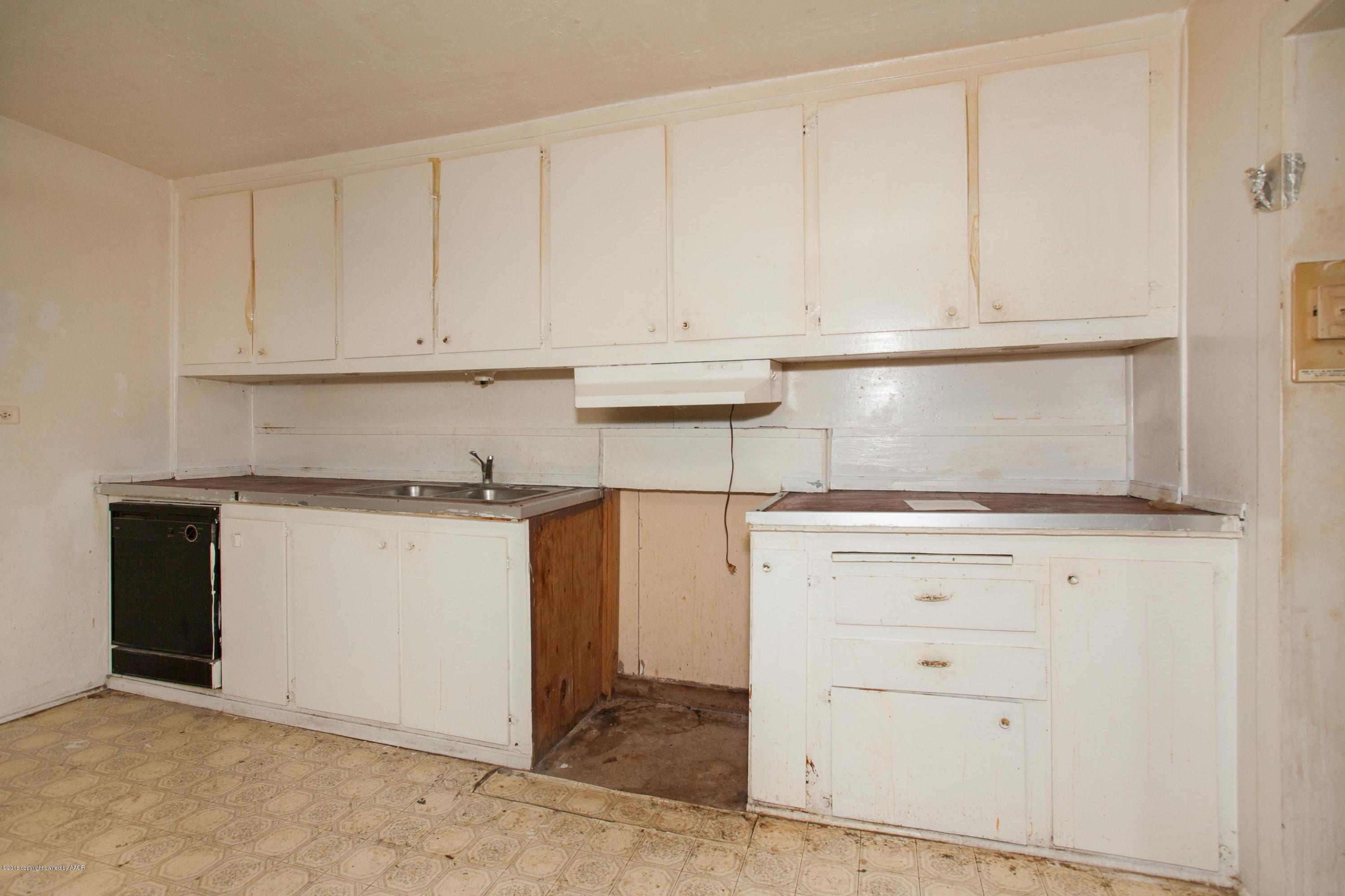 106 3rd Vega, TX 79092 - Photo 17 of 37 017_Kitchen