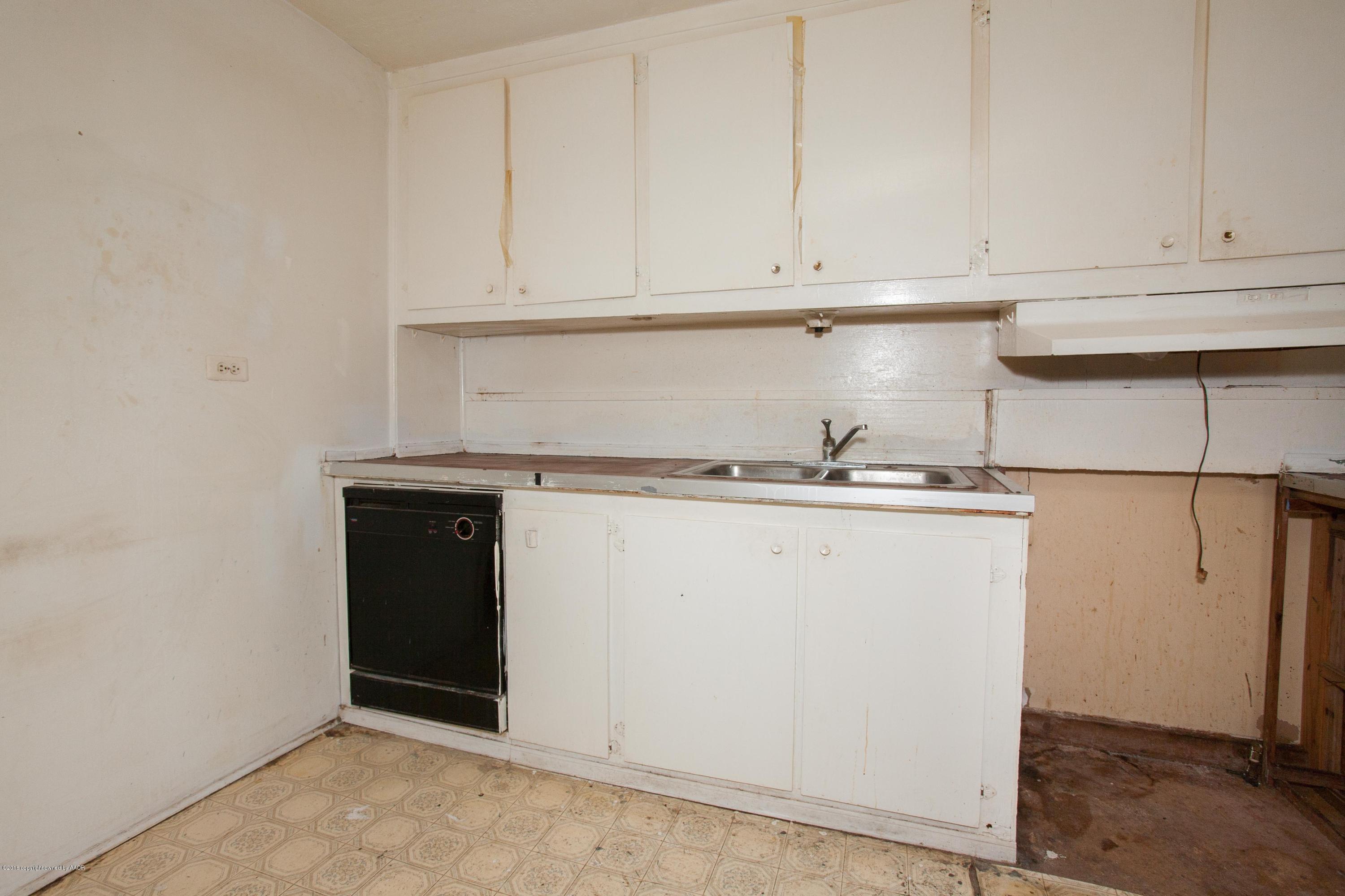 106 3rd Vega, TX 79092 - Photo 20 of 37 020_Kitchen