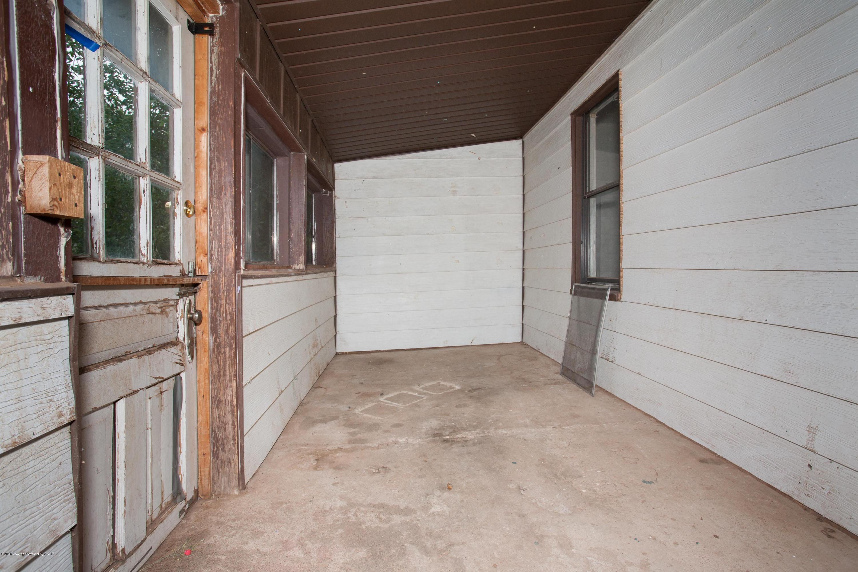 106 3rd Vega, TX 79092 - Photo 25 of 37 025_Sunroom
