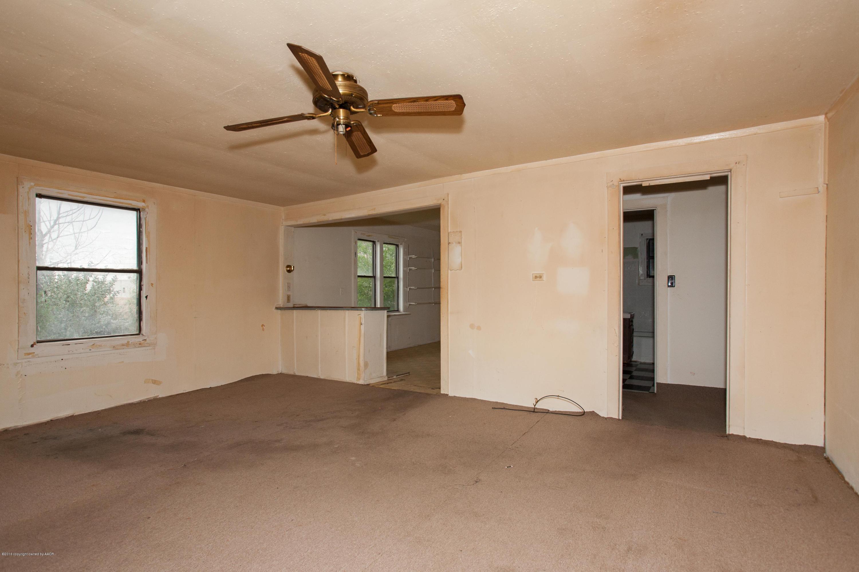 106 3rd Vega, TX 79092 - Photo 8 of 37 008_Living