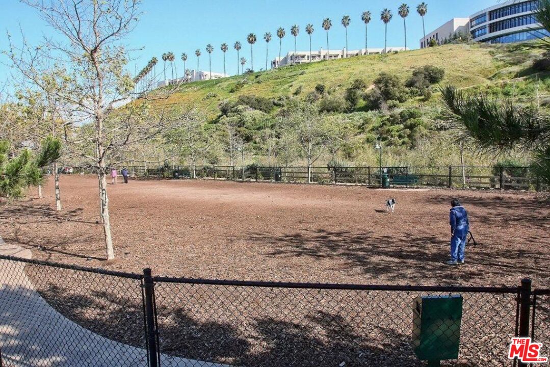 12963 West Runway Road, Unit 408 Playa Vista, CA 90094 - Photo 36 of 44 a view of a backyard of the house