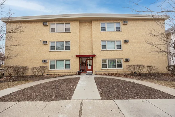 $167,900 | 301 Chicago Avenue, Unit 3CW, Oak Park, IL 60302