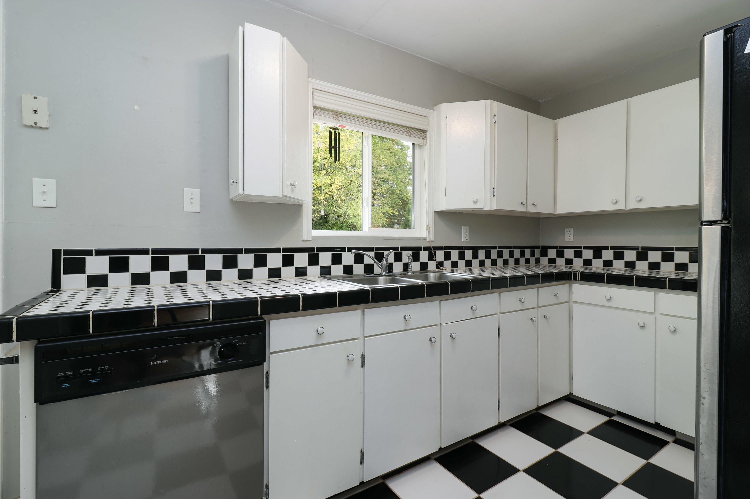 3651 Southwest Spring Garden Street Portland, OR 97219 - Photo 10 of 28 3651 SW Spring Garden St - 10