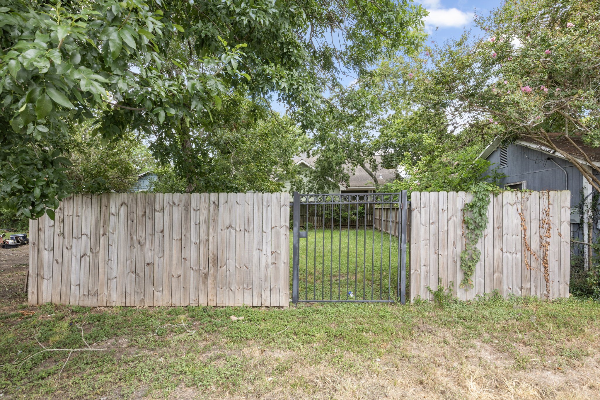 804 Ferry Street Richmond, TX 77469 - Photo 2 of 6 a garden with wooden fences