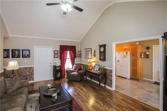 5083 Campbell Road Cross Plains, TN 37049 - Photo 2 of 20 Spacious Living room w/new laminate flooring !