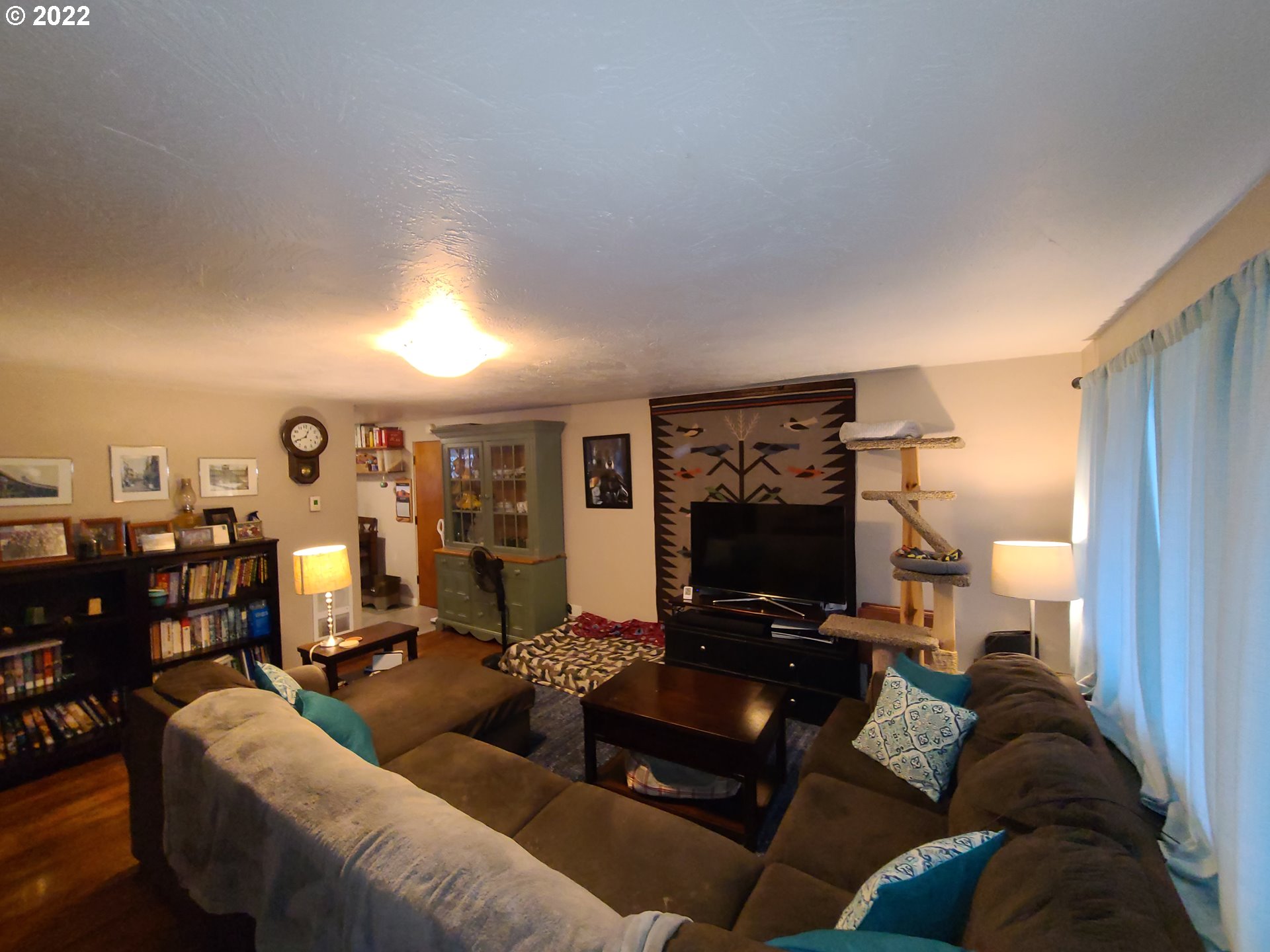 410 40th Street Springfield, OR 97478 - Photo 3 of 28 a living room with furniture and a flat screen tv