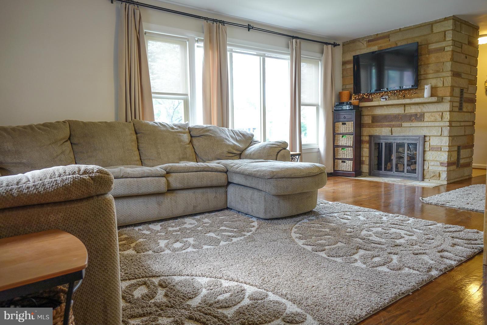 16721 Hampton Road Williamsport, MD 21795 - Photo 6 of 30 Living Room