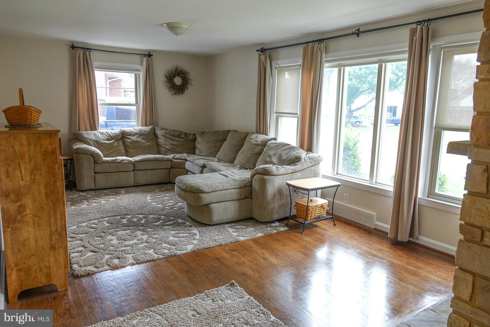 16721 Hampton Road Williamsport, MD 21795 - Photo 7 of 30 Living Room