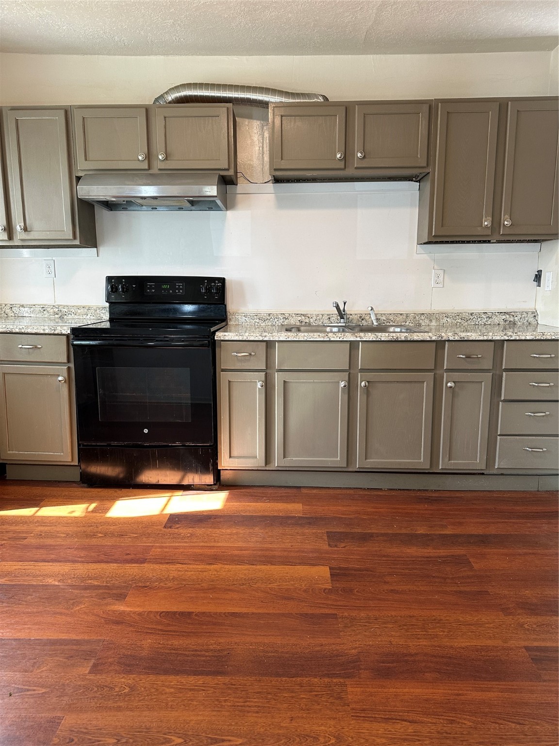 1125 East 27th Street Houston, TX 77009 - Photo 2 of 16 Kitchen