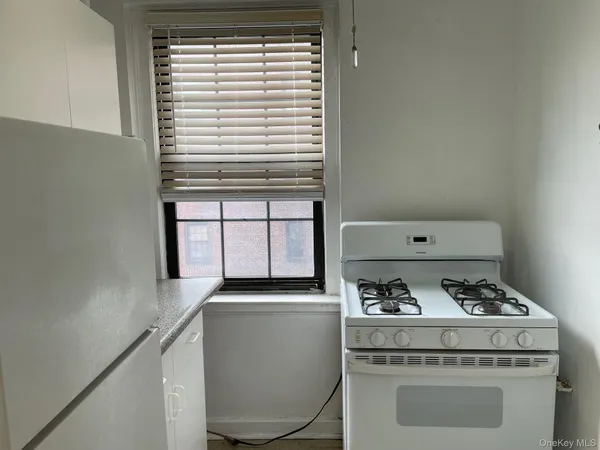 $1,875 | 192 Garth Road, Unit 4N, Scarsdale, NY 10583