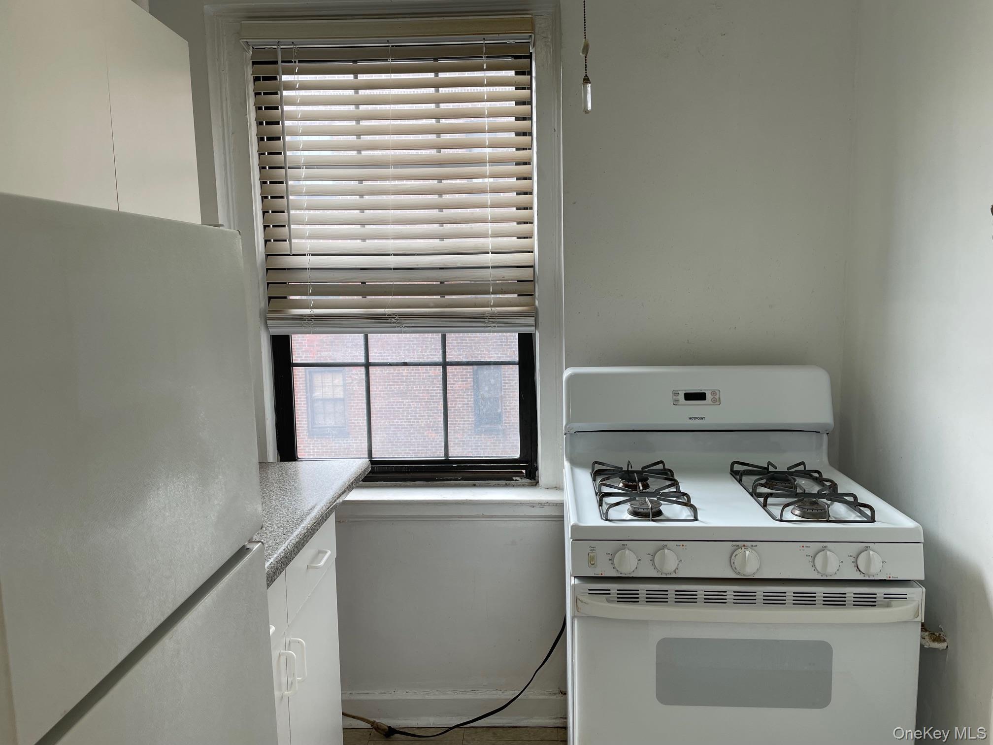 192 Garth Road, Unit 4N Scarsdale, NY 10583 - Photo 16 of 32 a kitchen with a stove and a microwave