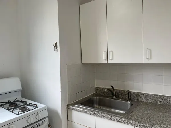 $1,875 | 192 Garth Road, Unit 4N, Scarsdale, NY 10583