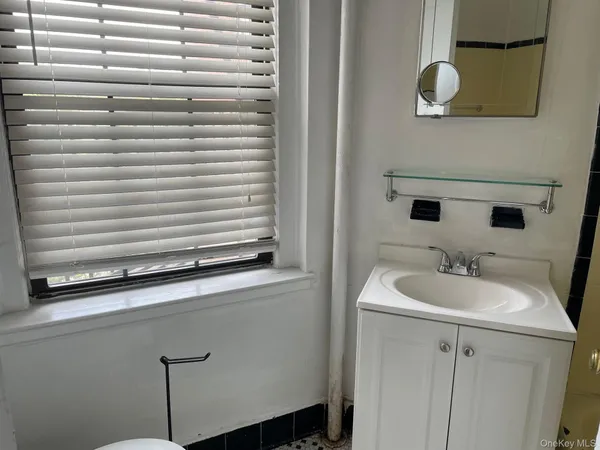 $1,875 | 192 Garth Road, Unit 4N, Scarsdale, NY 10583