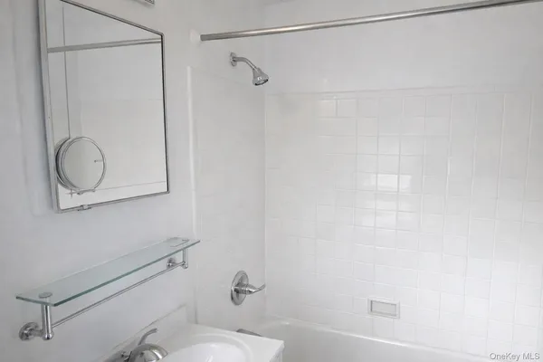 $1,875 | 192 Garth Road, Unit 4N, Scarsdale, NY 10583