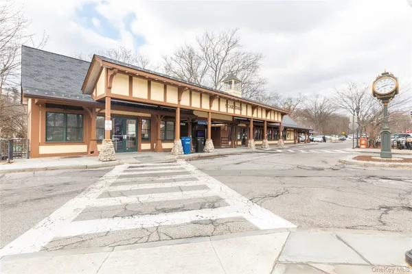 $1,875 | 192 Garth Road, Unit 4N, Scarsdale, NY 10583