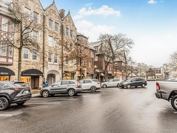 $1,875 | 192 Garth Road, Unit 4N, Scarsdale, NY 10583