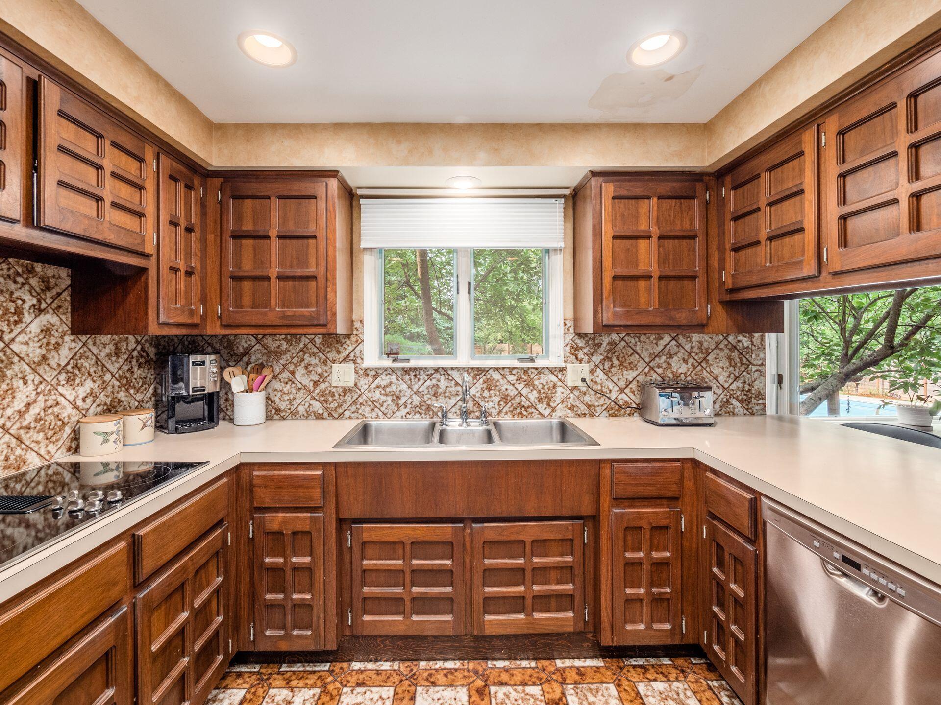 5869 Whitman Road Columbus, OH 43213 - Photo 15 of 65 Wood Cabinets