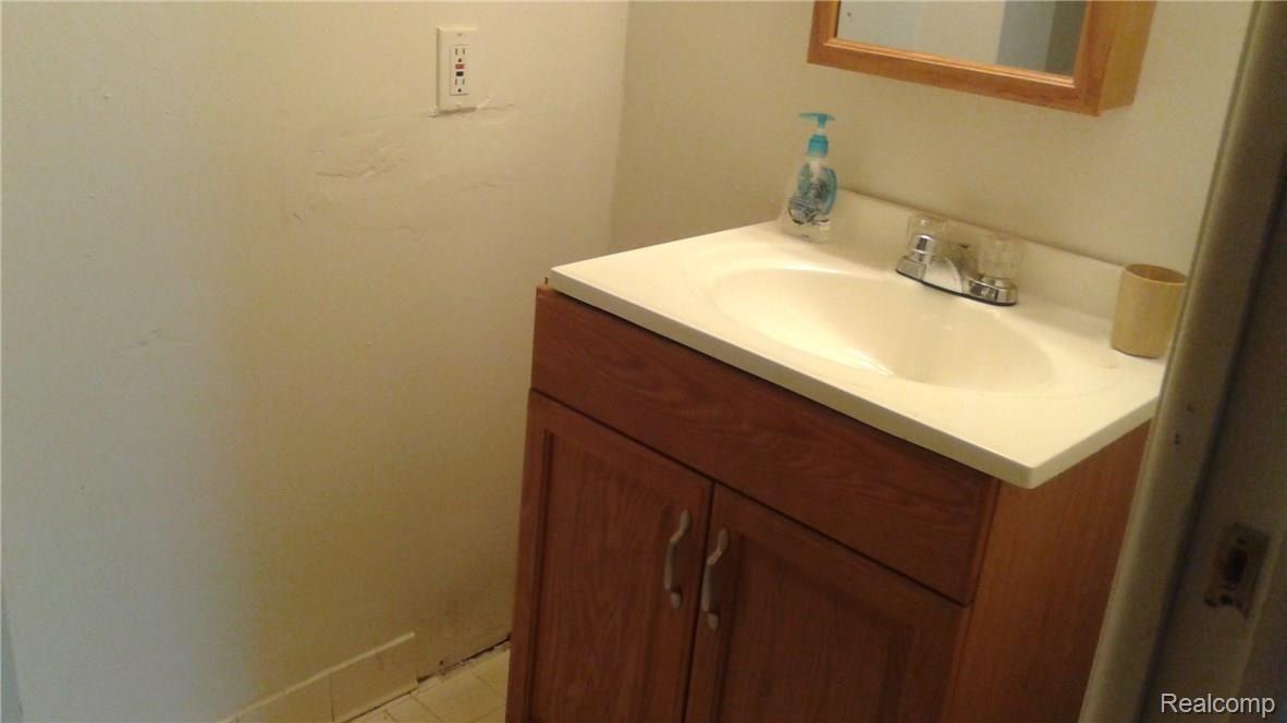 8674 Trinity Street Detroit, MI 48228 - Photo 10 of 14 20170411_104730.jpg