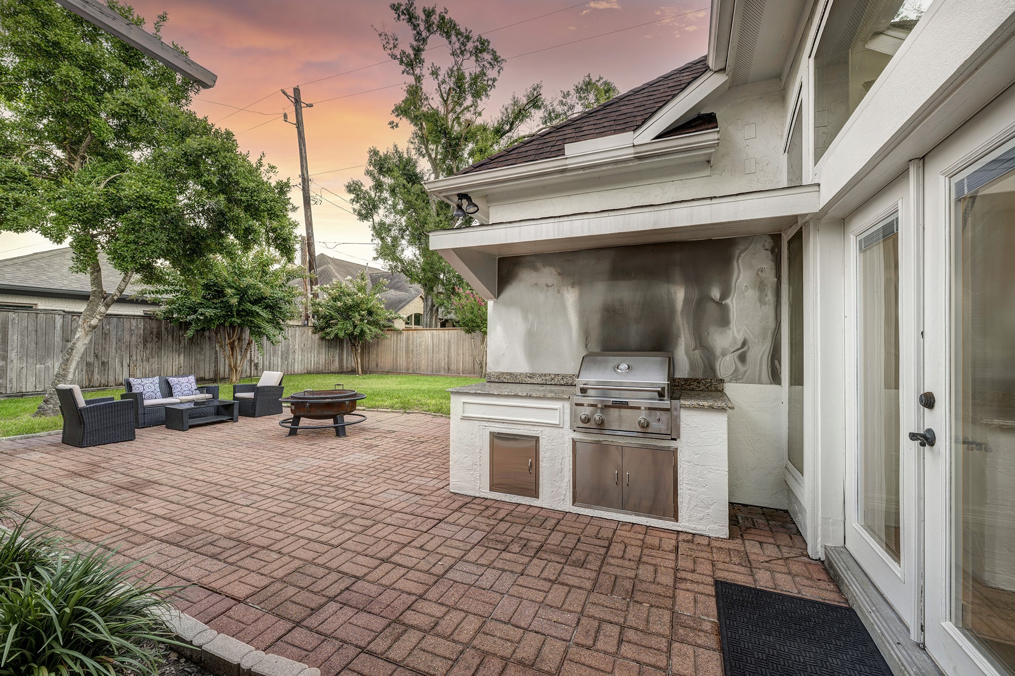 1324 Bingle Road Spring Valley Village, TX 77055 - Photo 20 of 22 a view of a patio with a table and chairs in a patio