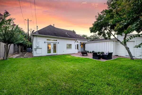 a view of a house with backyard
