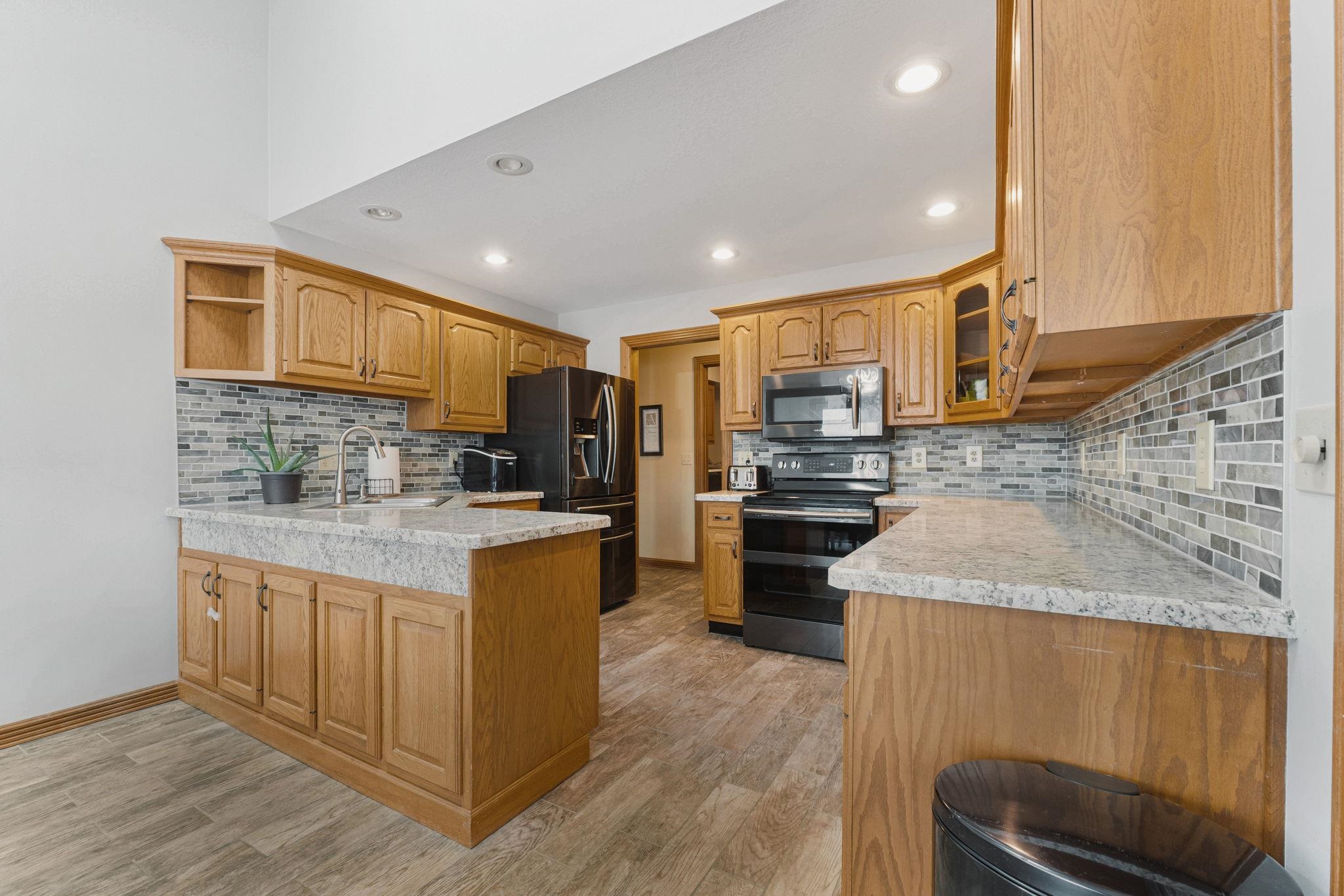 401 Hunters Ridge Auburn, IN 46706 - Photo 7 of 36 Gallery Image 7