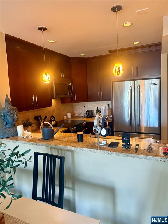 102 Nelson Court, Unit O102 Edgewater, NJ 07020 - Photo 2 of 15 a room with furniture and potted plants