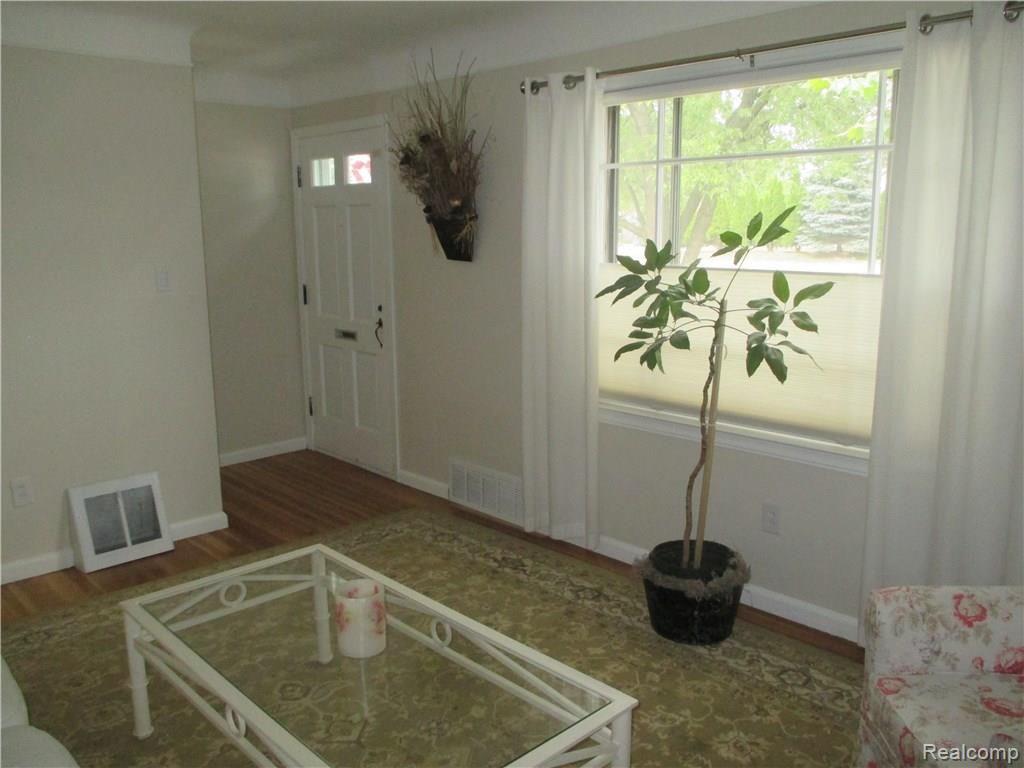 9605 Merriman Road Livonia, MI 48150 - Photo 3 of 27 Cozy Living Room
