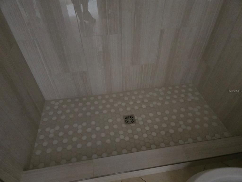 24862 US Highway 19 North, Unit 703 Clearwater, FL 33763 - Photo 6 of 24 a bathroom with a bathtub