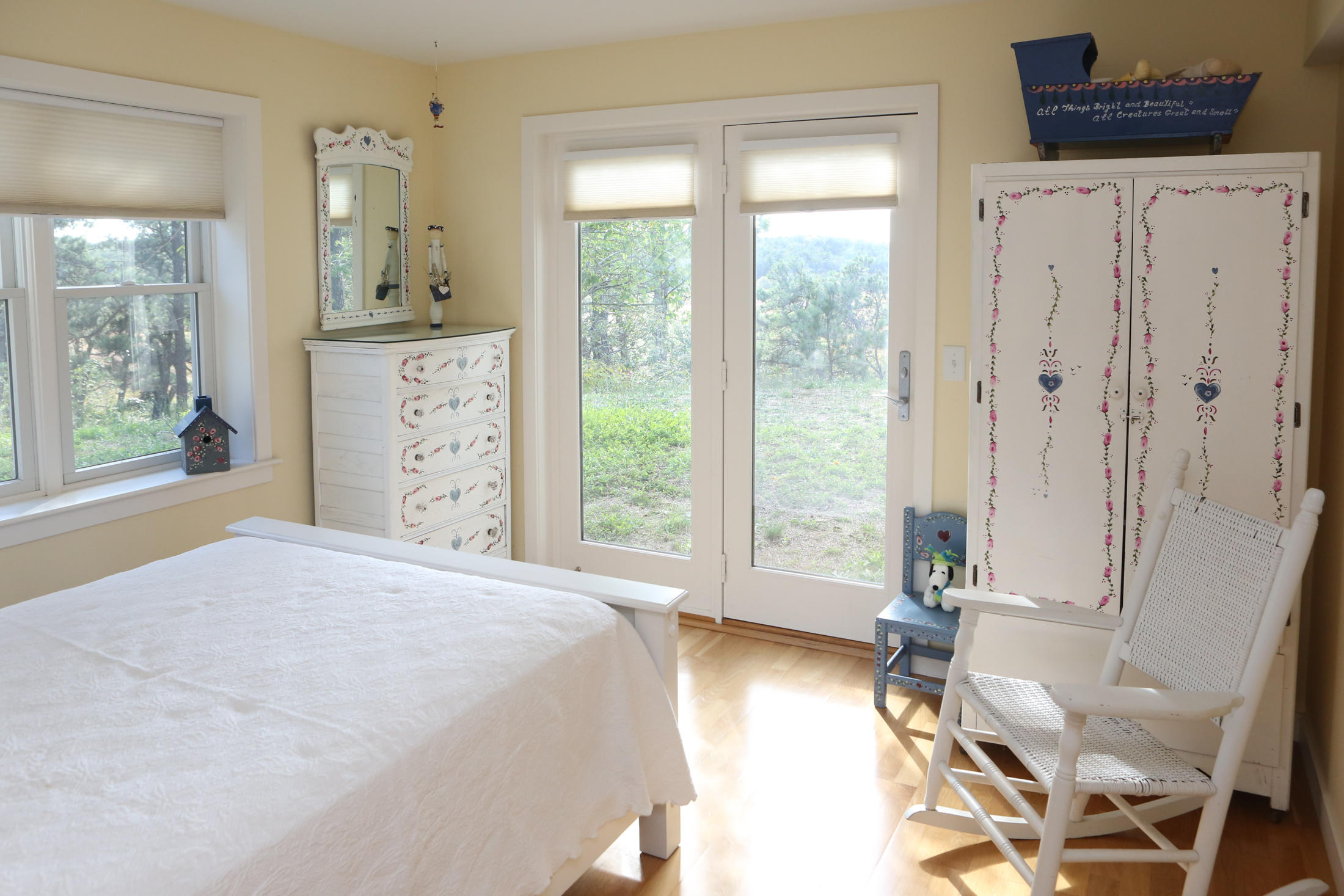 1000 Old County Road Wellfleet, MA 02667 - Photo 31 of 35 a spacious bedroom with a bed and a window