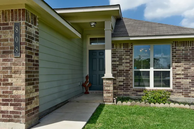 $260,000 | 808 Mockingbird Street, Navasota, TX 77868
