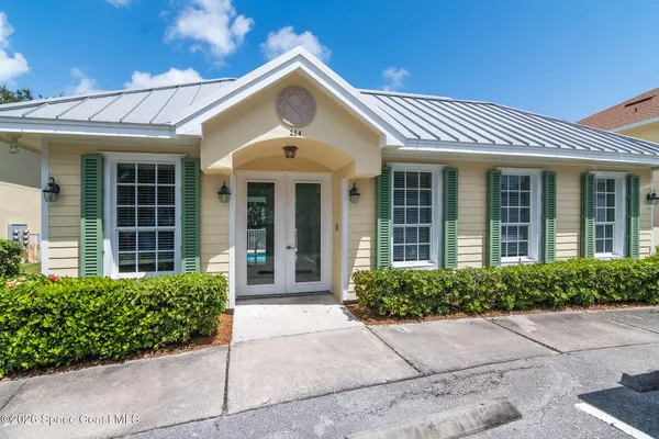 a view of multiple houses with a yard and a fountain