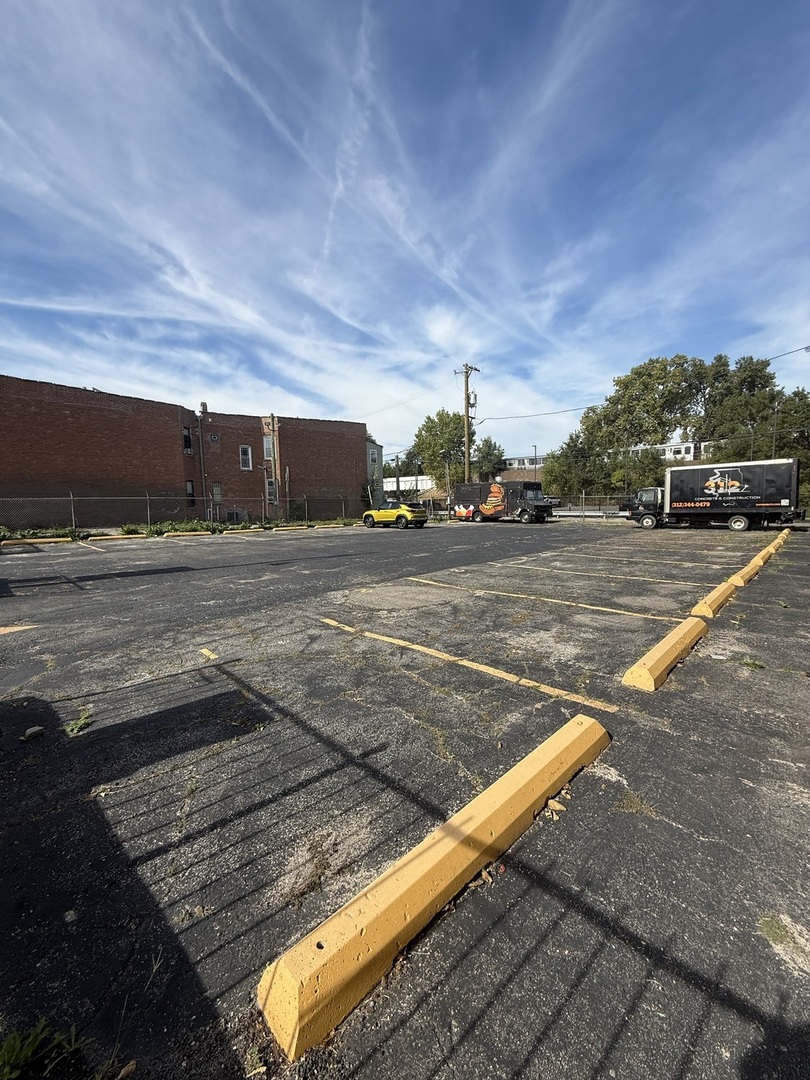 3456 South Archer Avenue Chicago, IL 60608 - Photo 2 of 6 a view of a tennis court