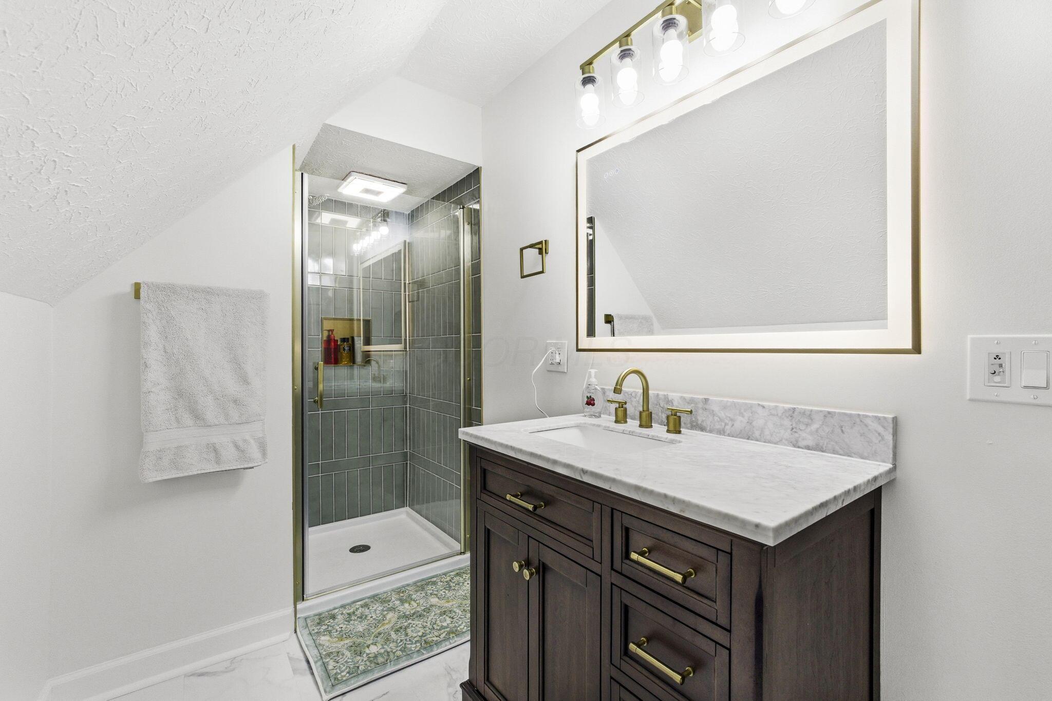 7490 South Section Line Road Delaware, OH 43015 - Photo 21 of 51 Upstairs Primary Bath