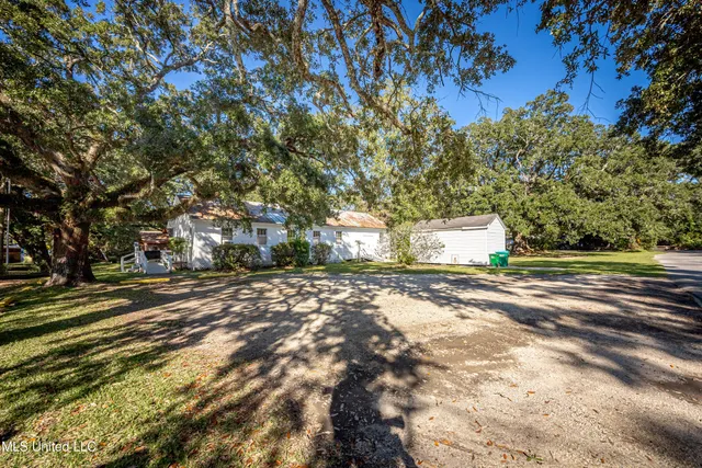 $575,000 | 604 Magnolia Avenue, Ocean Springs, MS 39564