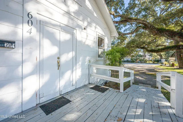 $575,000 | 604 Magnolia Avenue, Ocean Springs, MS 39564