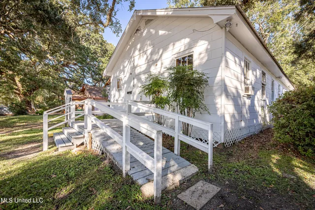 $575,000 | 604 Magnolia Avenue, Ocean Springs, MS 39564