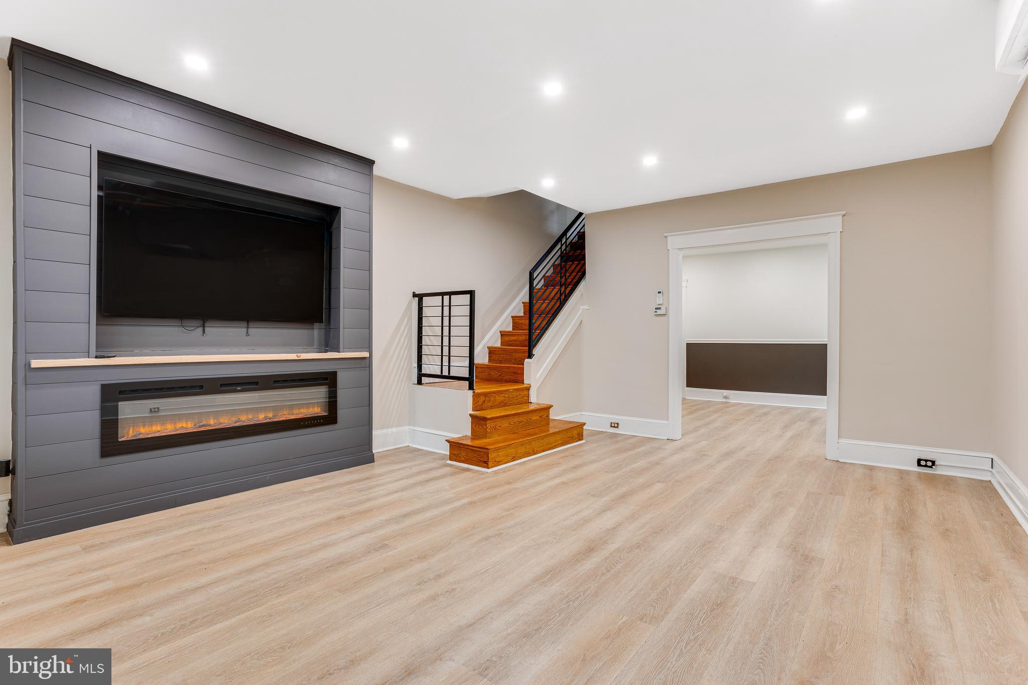 313 Gates Street Philadelphia, PA 19128 - Photo 6 of 27 Livingroom