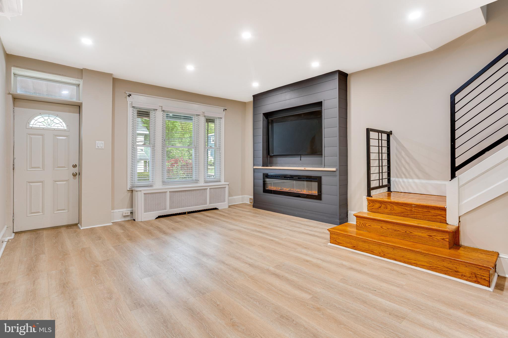 313 Gates Street Philadelphia, PA 19128 - Photo 7 of 27 Livingroom
