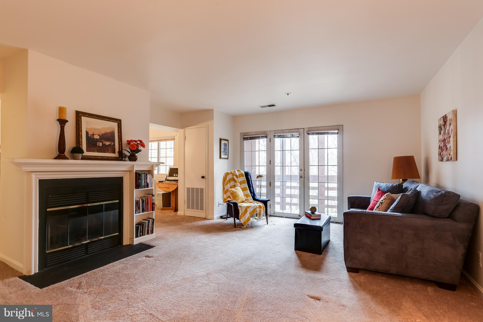 4922 Columbia Road, Unit 687 Columbia, MD 21044 - Photo 3 of 25 Living Room