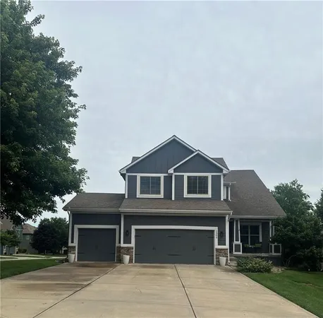 $450,000 | 1304 Ashdown Circle, Raymore, MO 64083