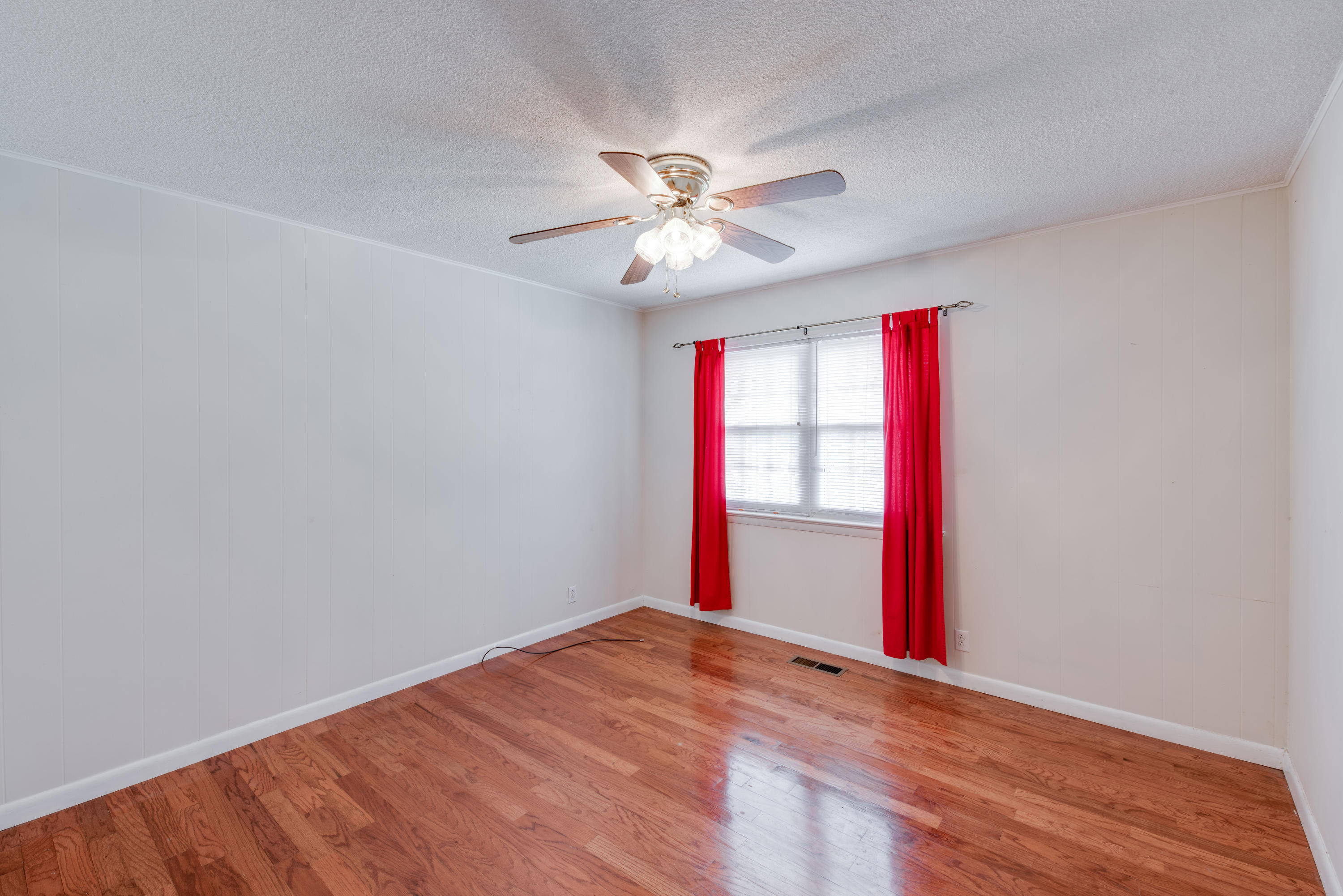322 Hancock Road Jasper, TN 37347 - Photo 21 of 33 Guest Bed1