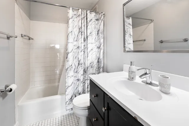 $169,900 | 5415 North Sheridan Road, Unit 1015, Chicago, IL 60640