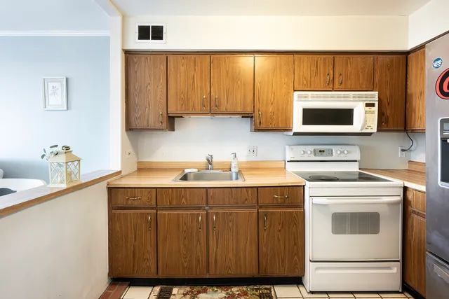 $169,900 | 5415 North Sheridan Road, Unit 1015, Chicago, IL 60640