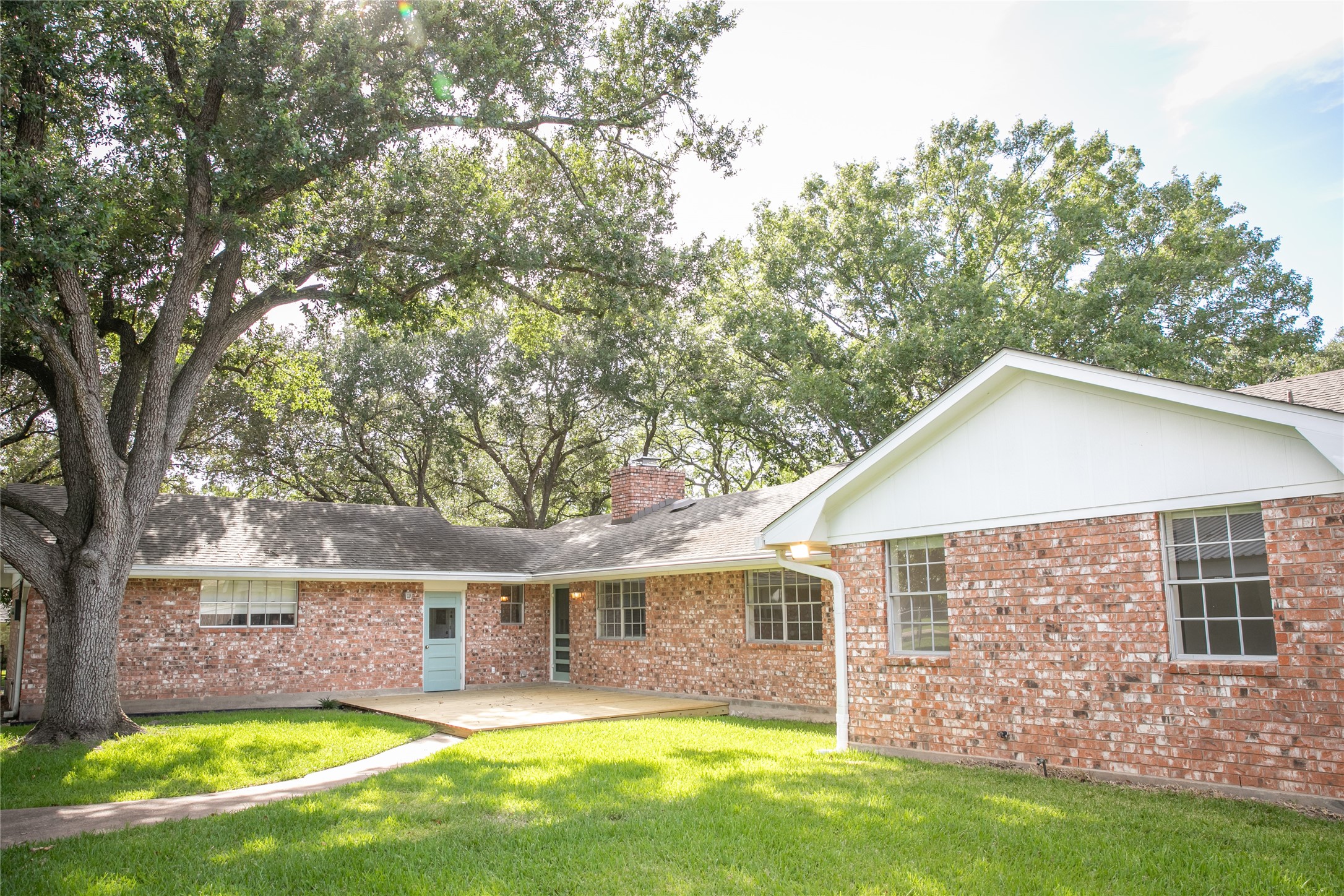 1600 Reimer Street Brenham, TX 77833 - Photo 4 of 24 front view of a house with a yard