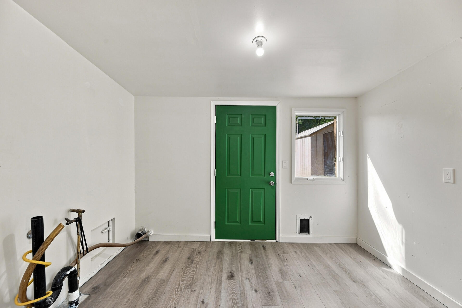 10052 Harley Leighton Road Redding, CA 96003 - Photo 21 of 34 Laundry Room