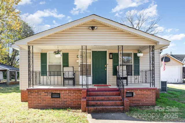 a view of front of a house with a yard