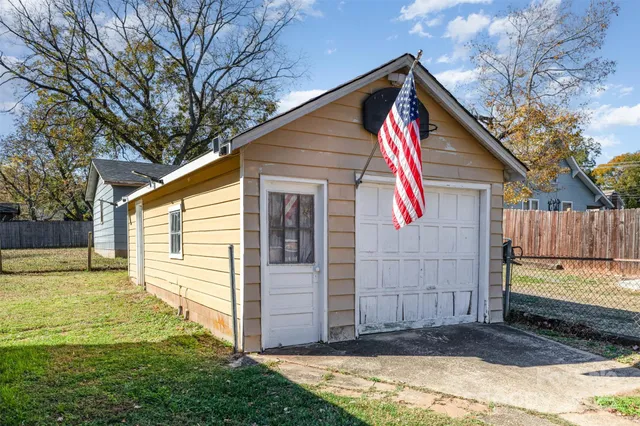 a view of a house with backyard and trees