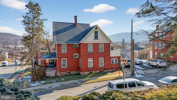 a view of a house with a yard