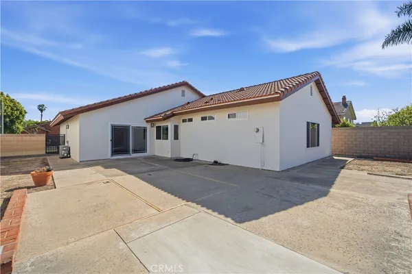 a very nice looking house with a large space