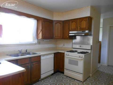 5433 Van Slyke Road Flint, MI 48507 - Photo 4 of 42 20365271-3.JPG